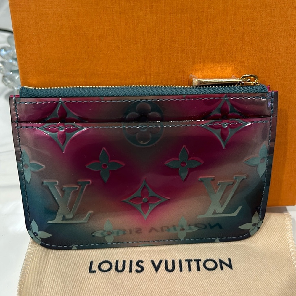 ‼️SOLD‼️ 💯% Authentic Louis Vuitton keychain/card carrier